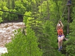 Tyrolienne au parc-aventure au coeur de la ville de Québec