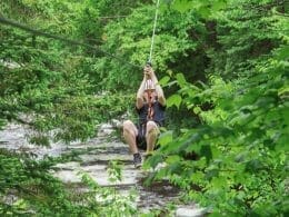 Tyrolienne au-dessus de la rivière St-Charles à Québec