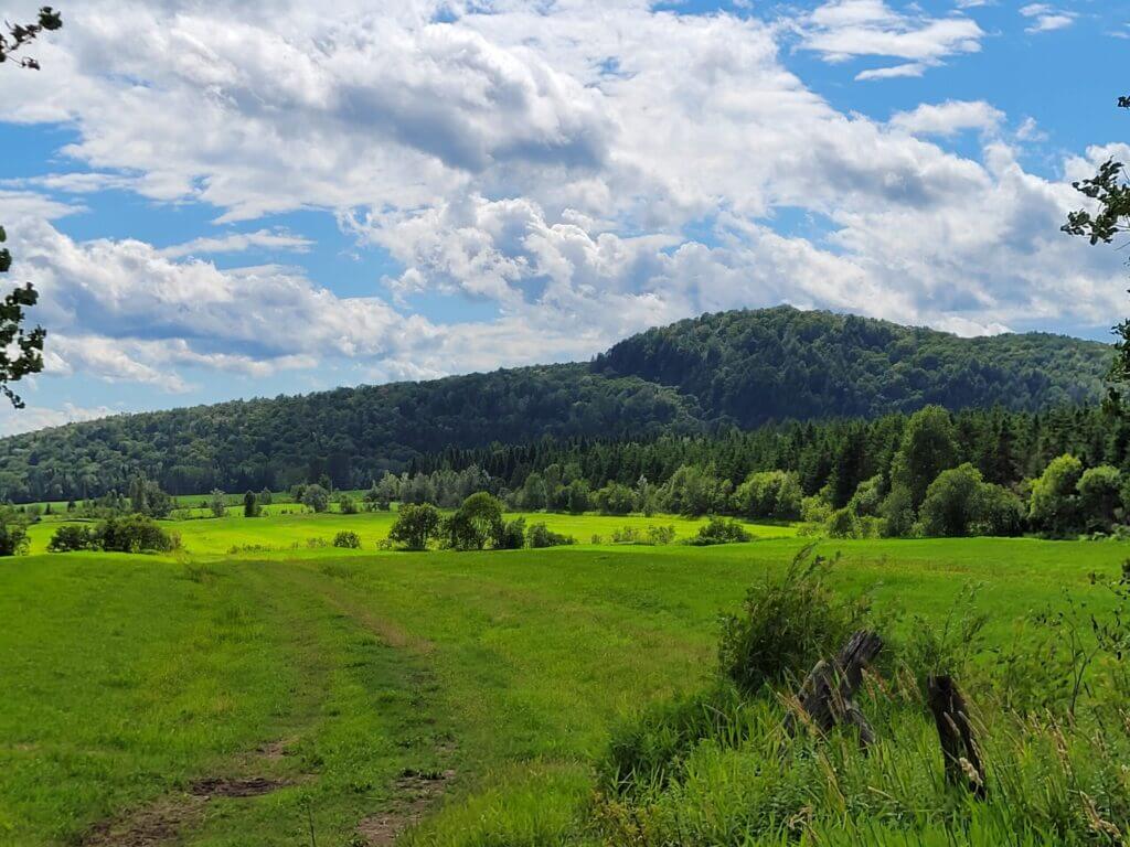 Fields at the foot of the mountains on the Vélopiste Jacques-Cartier/Portneuf