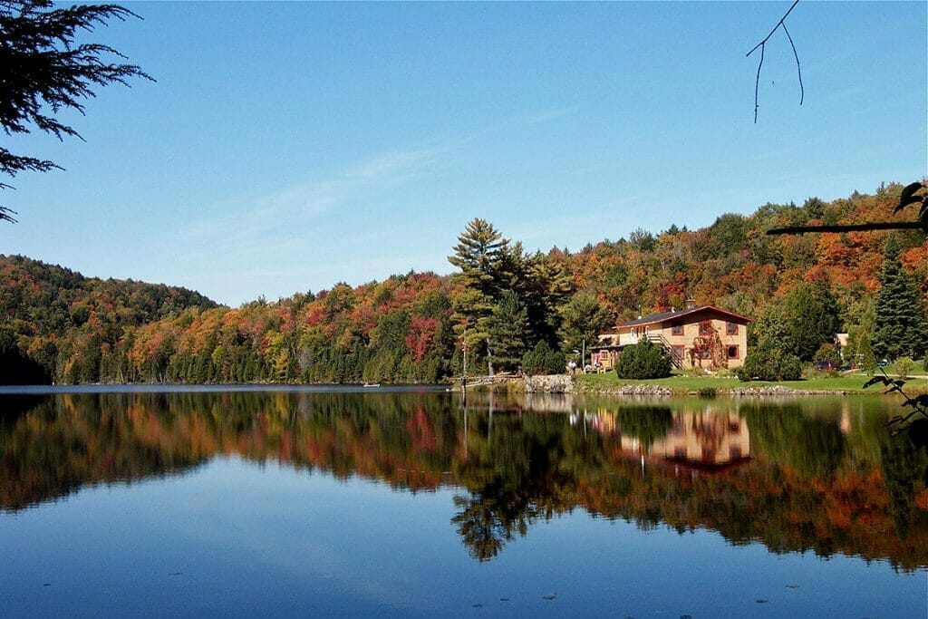 Auberge en bordure du lac Castor