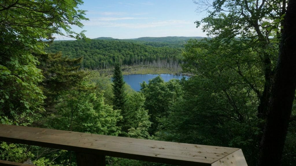 Belvédère avec point de vue sur le lac Amigo dans le parc régional Val-David Val-Morin
