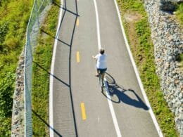 Cycliste sur la Véloroute des Grandes-Fourches boucle de Magog