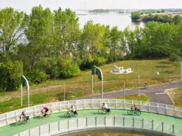 Cyclistes tranversant une passerelle de la Riveraine