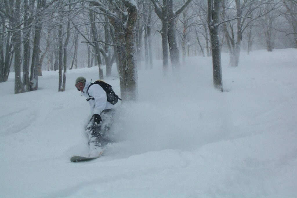 Snowboarding in powder snow
