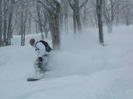 Snowboarding in powder snow