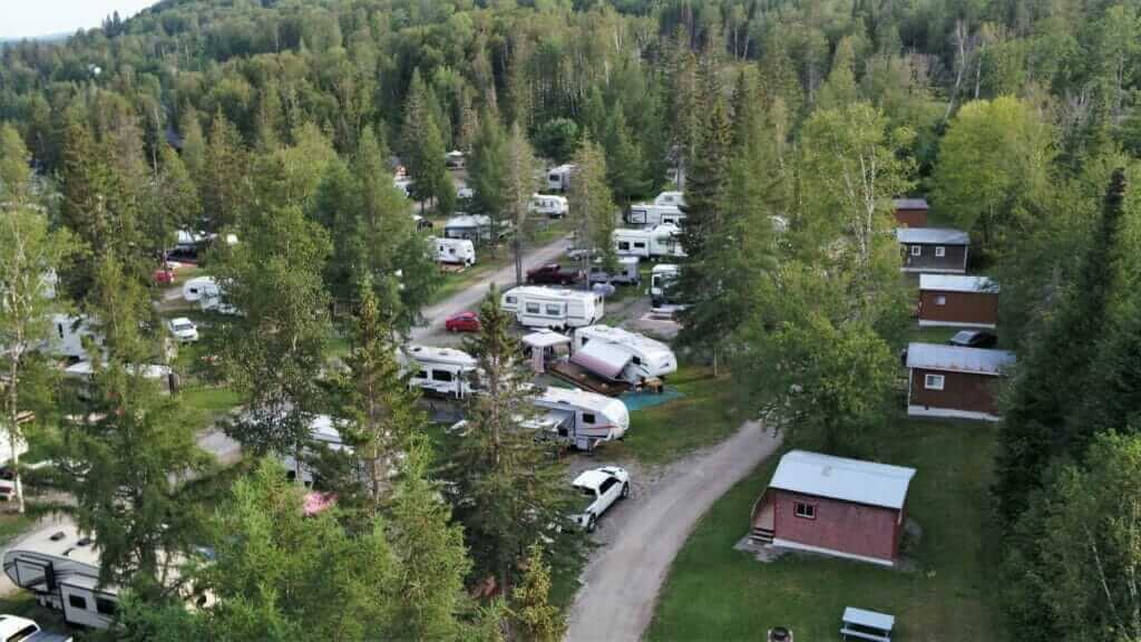 Vue aérienne du camping d'Eau Clair à Auclair