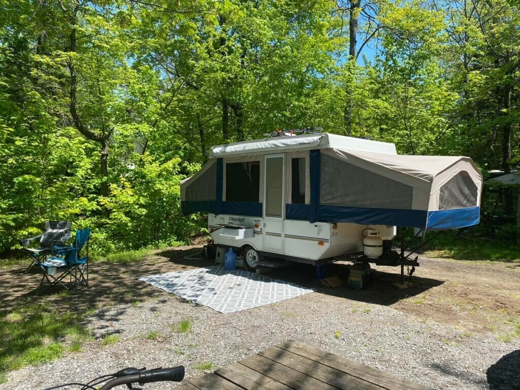 Tente roulotte sur le terrain de camping du Centre plein air de Beauport