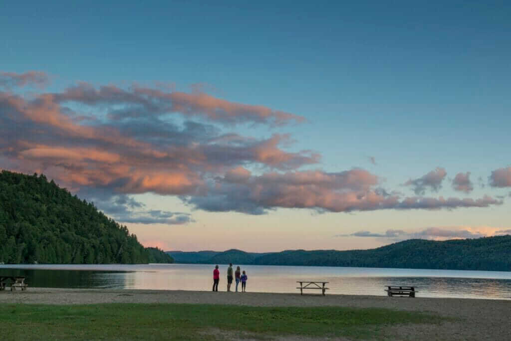 Plage sablonneuse au camping du lac Echo
