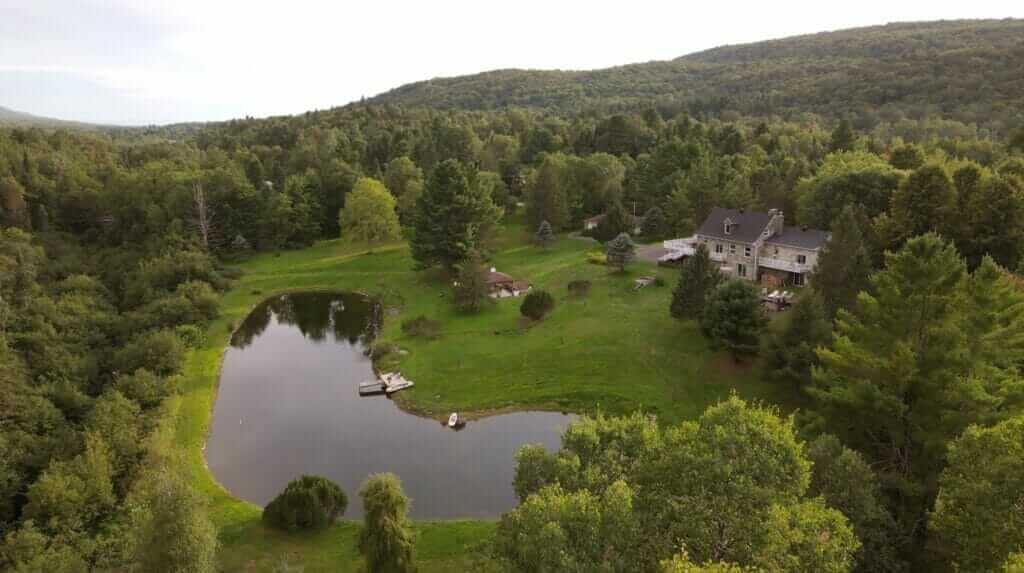 Vue aérienne du gîte et de la cours entre les montagnes à St-Étienne-de-Bolton