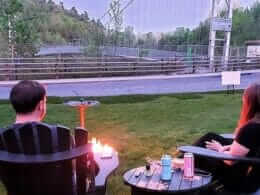 Autour d'un feu avec vue sur le pont suspendu du Parc de la Gorge de Coaticook