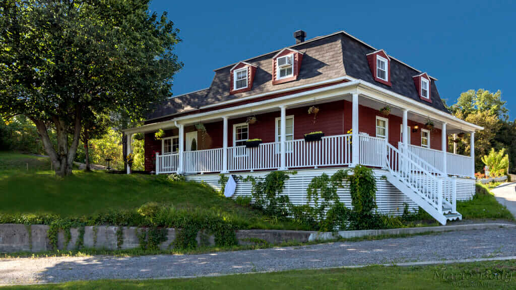 Exterior view of La Belle Dame B&B in Chicoutimi