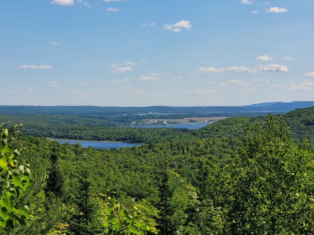 Panoramic view of lakes from the Lac en Coeur trail