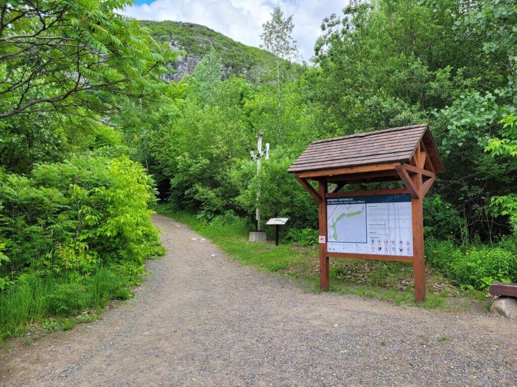 Accès sentier du Piédmont du Mont-Saint-Hilaire sur la rue Campbell