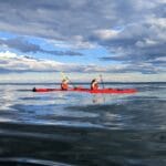 Kayak de mer sur le fleuve