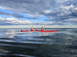 Kayak de mer sur le fleuve
