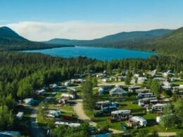 Vue aérienne du camping et du lac York au centre plein air du Lac York