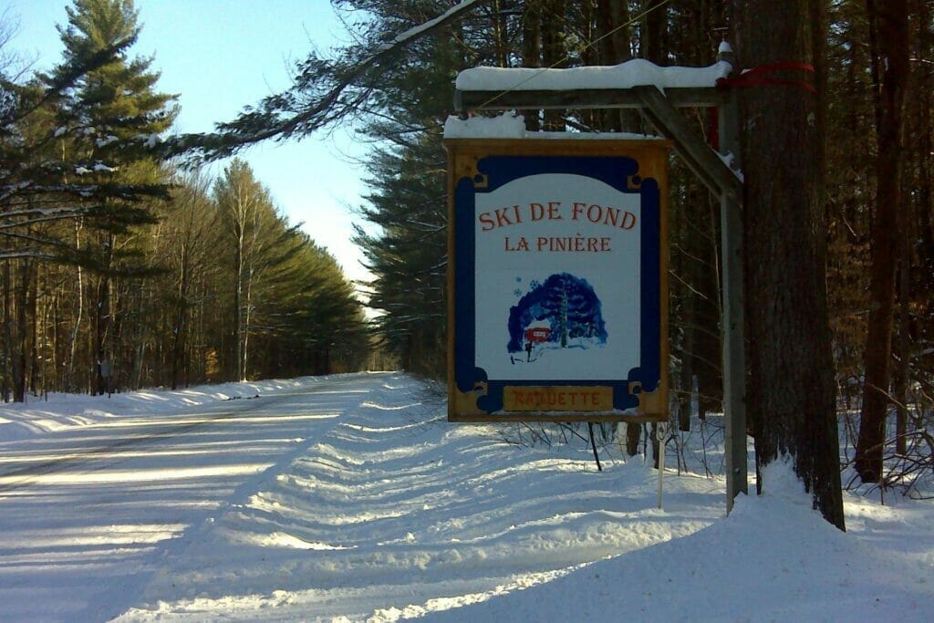 Sign at the entrance to La Pinière cross-country ski and snowshoe club in Lotbinière