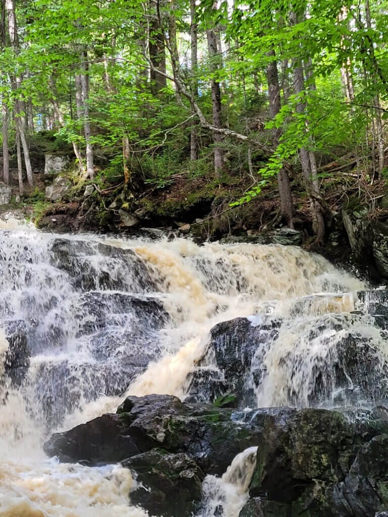 Waterfall and cascades at the Lac à l'Ours outlet