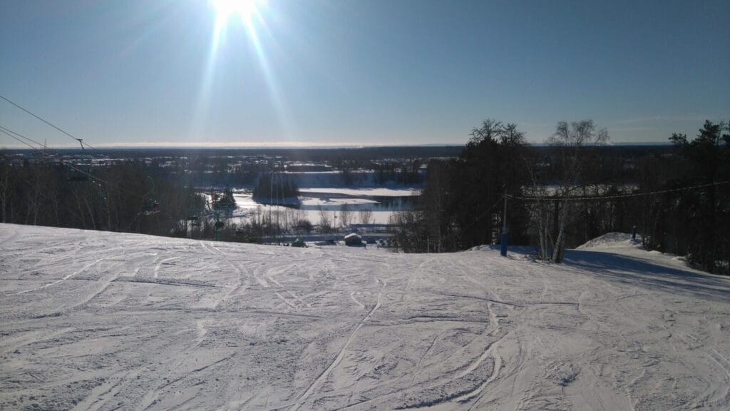 Vue vers le sud au centre plein air Do-Mi-Ski à Dolbeau-Mistassini