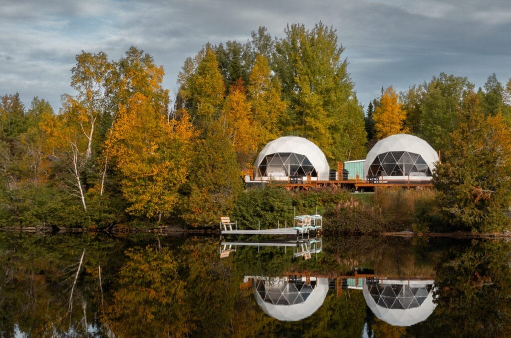 Hébergement en dômes géodésiques sur le bord du lac Caché chez Chibougamau Aventure