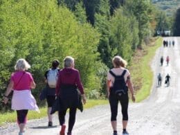 Piétons sur route de gravier du Chemin de Saint-Jacques-Appalaches