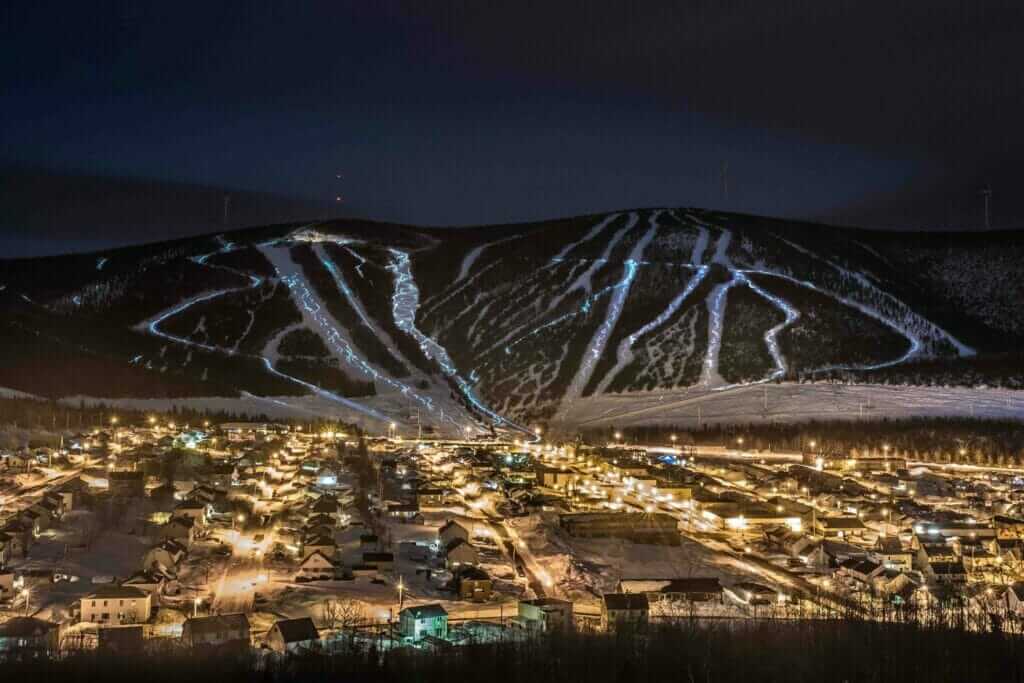 Vue de Murdochville et du Mont-Miller en soirée