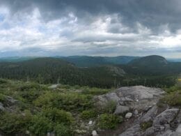 Point de vue panoramique sur le Mont du Lac-à-l'Écluse sur le sentier des Sommets