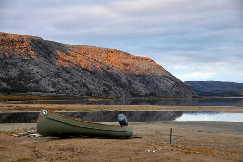 Chaloupe sur une plage au Parc national Tursujuq