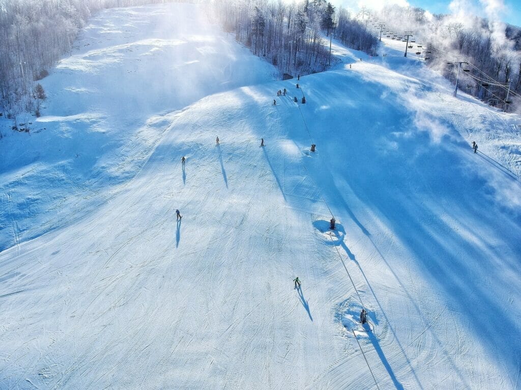 Vue aérienne sur un piste du Mont Cascades en hiver
