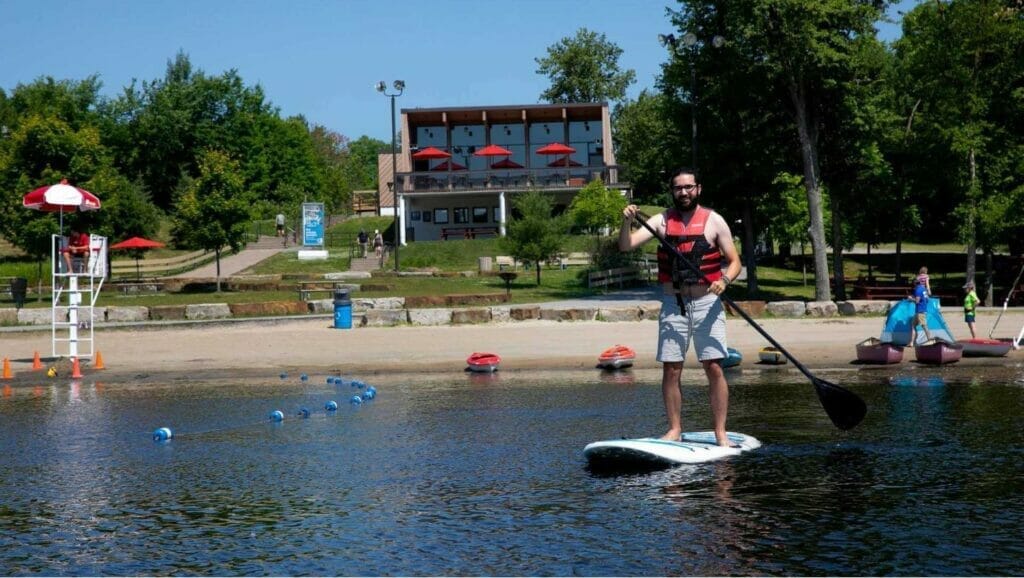 Planche à pagaie près de la plage sur le lac Beauchamp à Gatineau