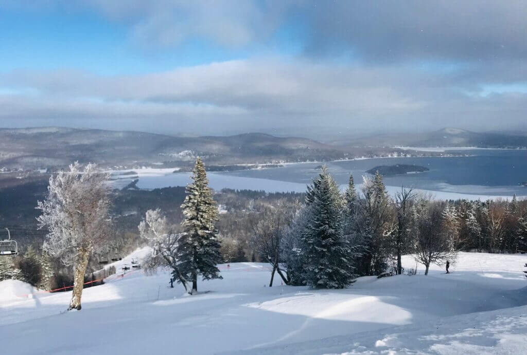 Point de vue d'un sous-bois sur la montagne de Ski La Réserve à St-Donat