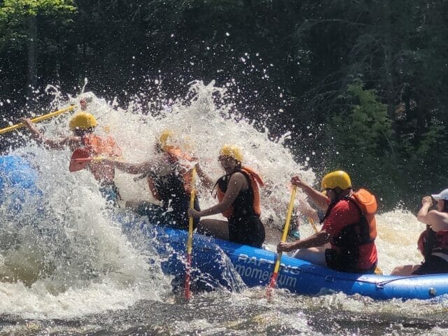 Rafting dans les rapides de la rivière des Outaouais
