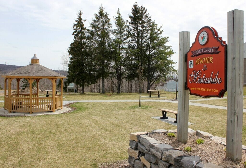 Access to the Mestachibo trail in Saint-Ferréol-les-Neiges