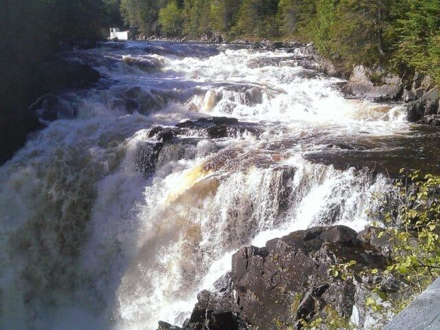 Point de vue sur une chute dans le sentier Ouiatchouan