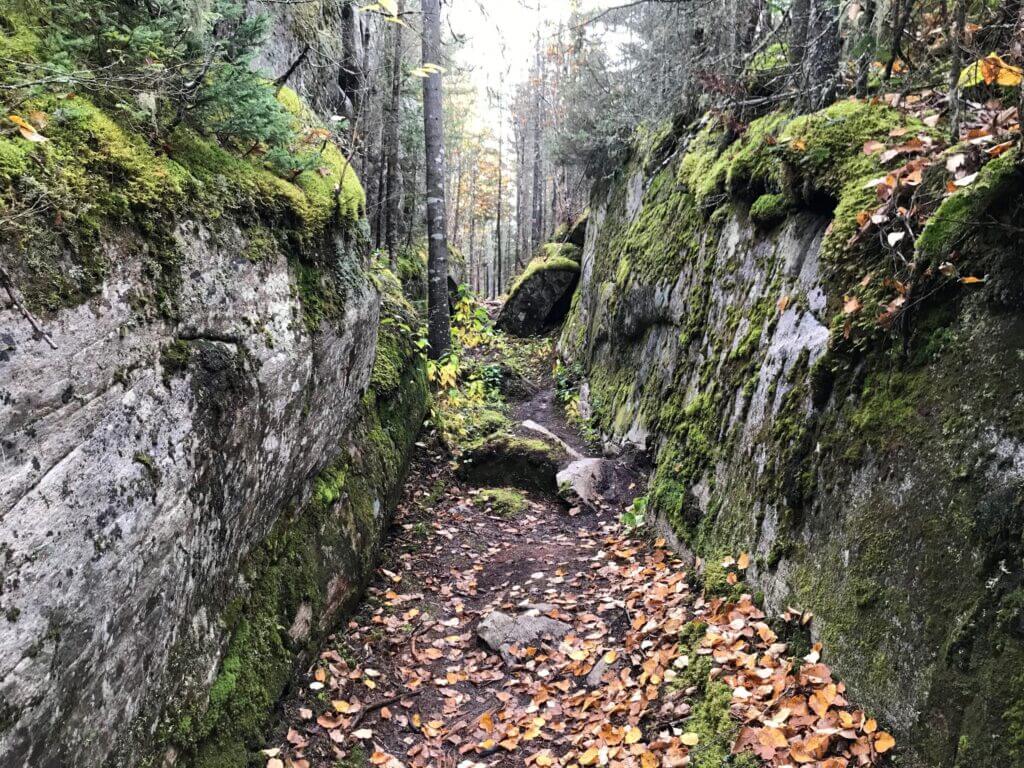 Passage between cliffs on the Embruns trail