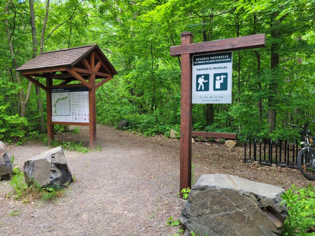 Access to the Mont-Saint-Hilaire Pedestrian Trail on rue Oziac-Leduc
