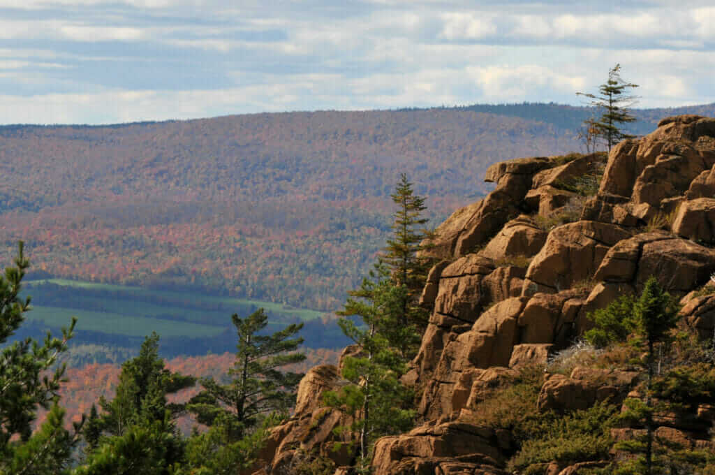 Point de vue du haut de la montagne en automne