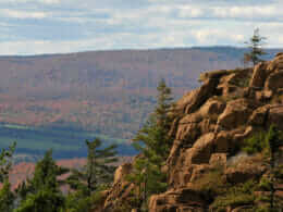 Point de vue du haut de la montagne en automne