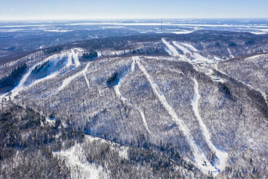 Vue aérienne des trois sommets de la station de ski Camp Fortune à Chelsea