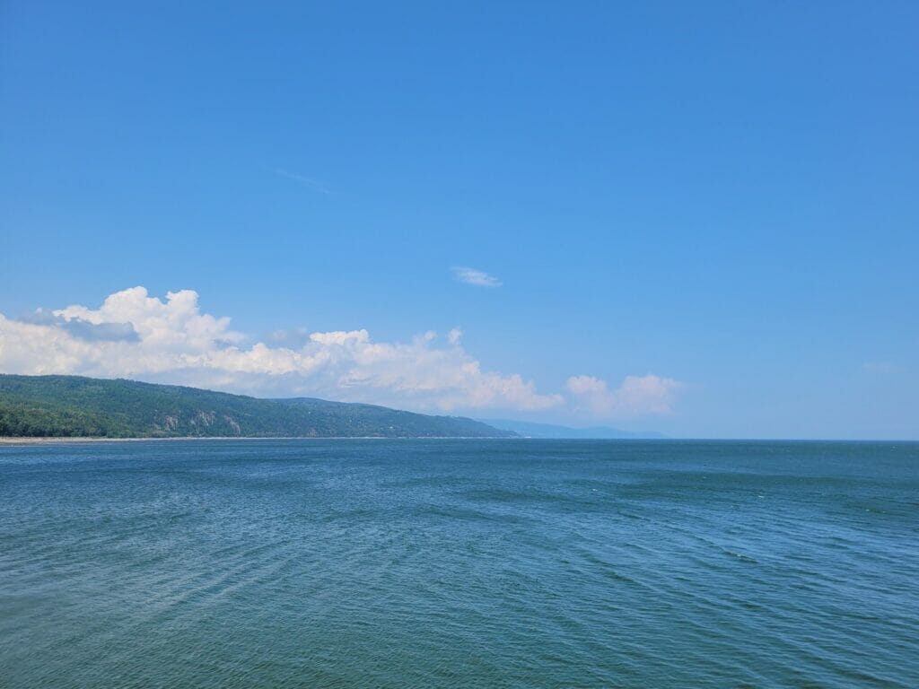 Vue sur le fleuve Saint-Laurent depuis la jétée des Capelans à Saint-Irénée