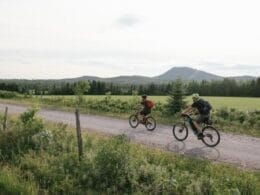Cyclistes sur route de gravier du Chemin de Saint-Jacques-Appalaches