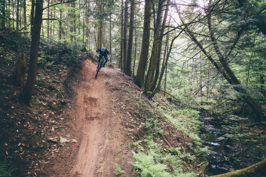Cycliste en vélo de montagne dans les sentiers d'Énergie CMB à Trois-Rivières