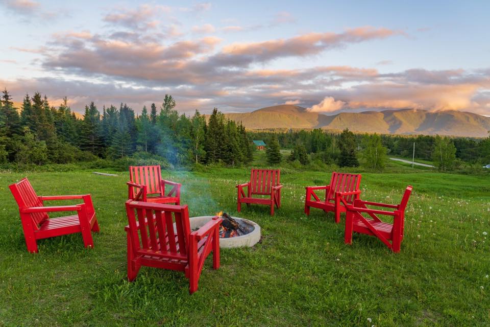 Rond de feu avec vue sur les montagnes au loin