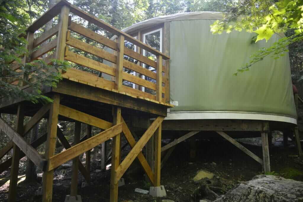Yourte des bois et son balcon