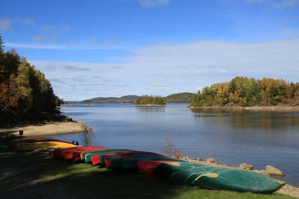 Canots au bord du lac du Poisson Blanc à Denholm