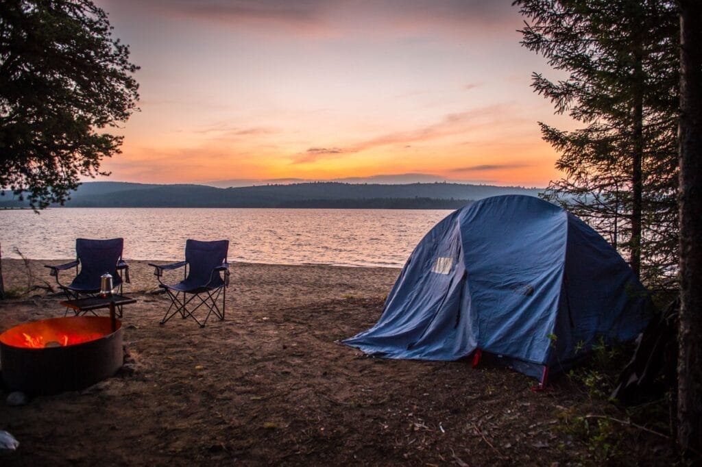 Tente et chaises de camping sur une plage du lac Taureau