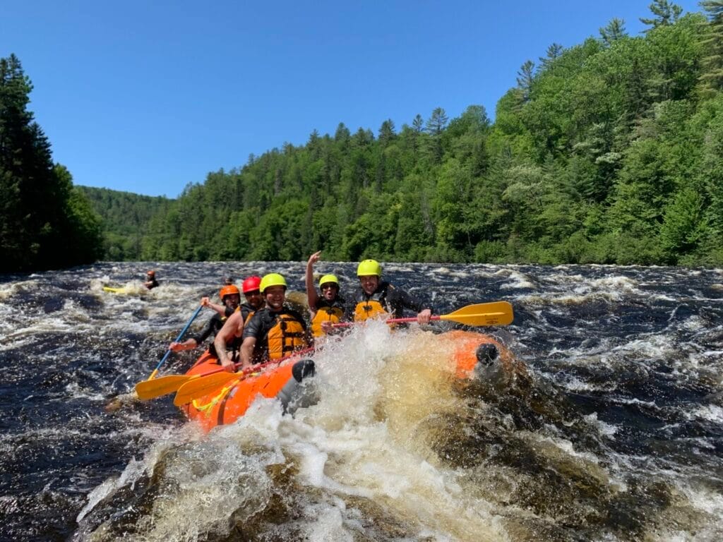 Cataraft sur la rivière Jacques-Cartier avec Rivière Concept