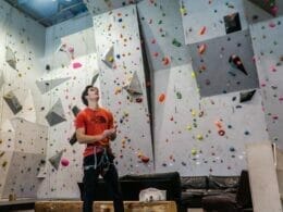 Parois d'escalade intérieur du centre Roc Gyms à Québec