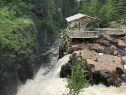 Viewpoint at the edge of the Rivière-à-Mars canyon at the Bec-Scie center in La Baie