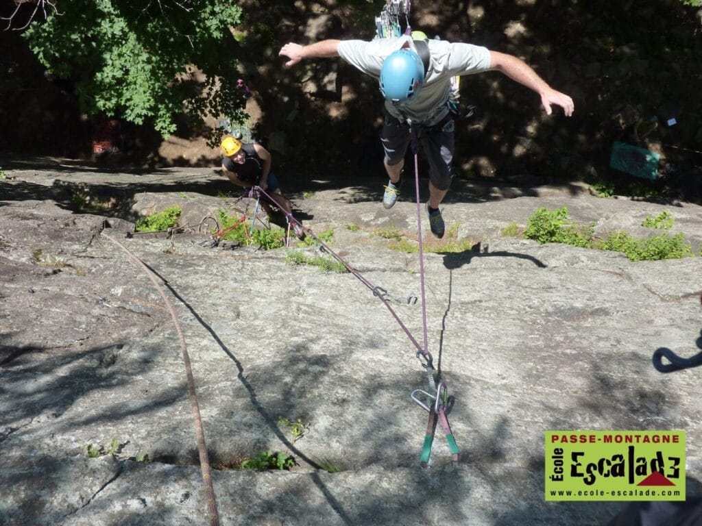 Descente après l'escalade de rocher